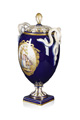 KatNr 686 Schlangenhenkel-Potpourrivase mit Szenen nach Watteau. Johann Carl Schönheit (Form) für Meissen. 1781. Ausformungszeitraum um 1860.