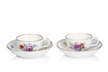 KatNr 687 Paar Tassen mit Untertassen mit Blumenbuketts mit sehr seltener Ausführung der Punkt-Schwerter. Meissen. Wohl um 1730–1740.