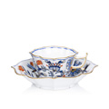 KatNr 693&nbsp;&nbsp; Seltene Tasse mit Untertasse "Zwiebelmuster", überdekoriert in Eisenrot und Gold. Meissen. 1764–1773.