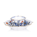 KatNr 693 Seltene Tasse mit Untertasse "Zwiebelmuster", überdekoriert in Eisenrot und Gold. Meissen. 1764–1773.