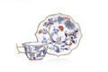 KatNr 693 Seltene Tasse mit Untertasse "Zwiebelmuster", überdekoriert in Eisenrot und Gold. Meissen. 1764–1773.