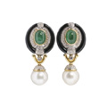 KatNr 752 Exceptional Emerald, Diamond and Onyx Necklace and Earrings.